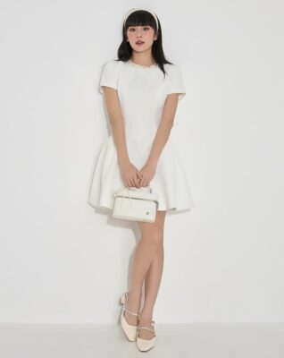 Đầm mini cổ trang trí dây ngọc trai